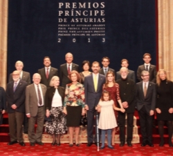 Fotografía de grupo de Su Majestad la Reina y Sus Altezas Reales los Príncipes de Asturias con los premiados, tras imponerles la insignia de la Fundac